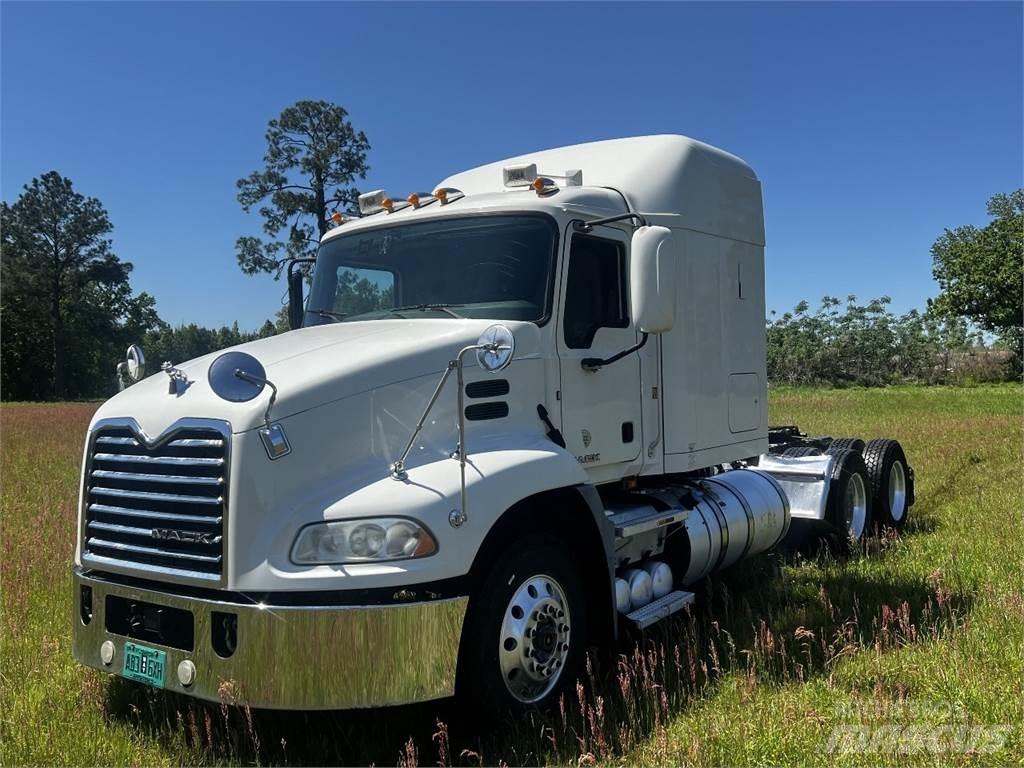 Mack CXU 613 Vetopöytäautot