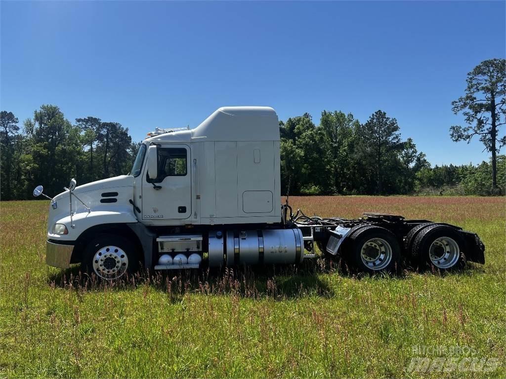 Mack CXU 613 Vetopöytäautot