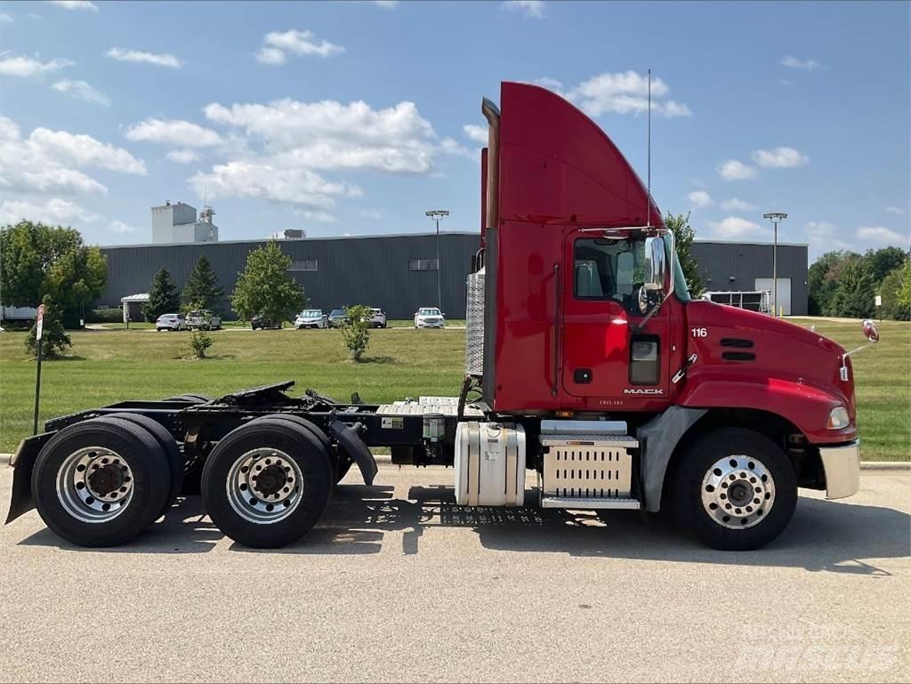 Mack CXU613 Vetopöytäautot