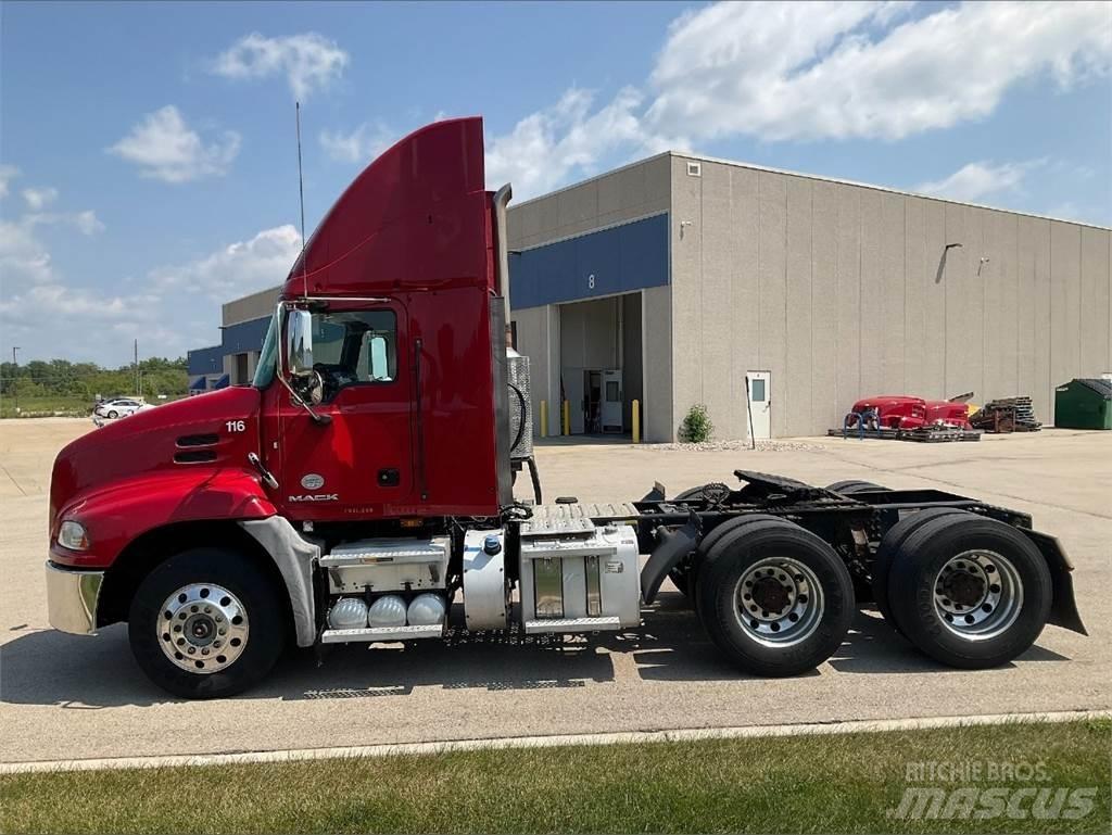 Mack CXU613 Vetopöytäautot