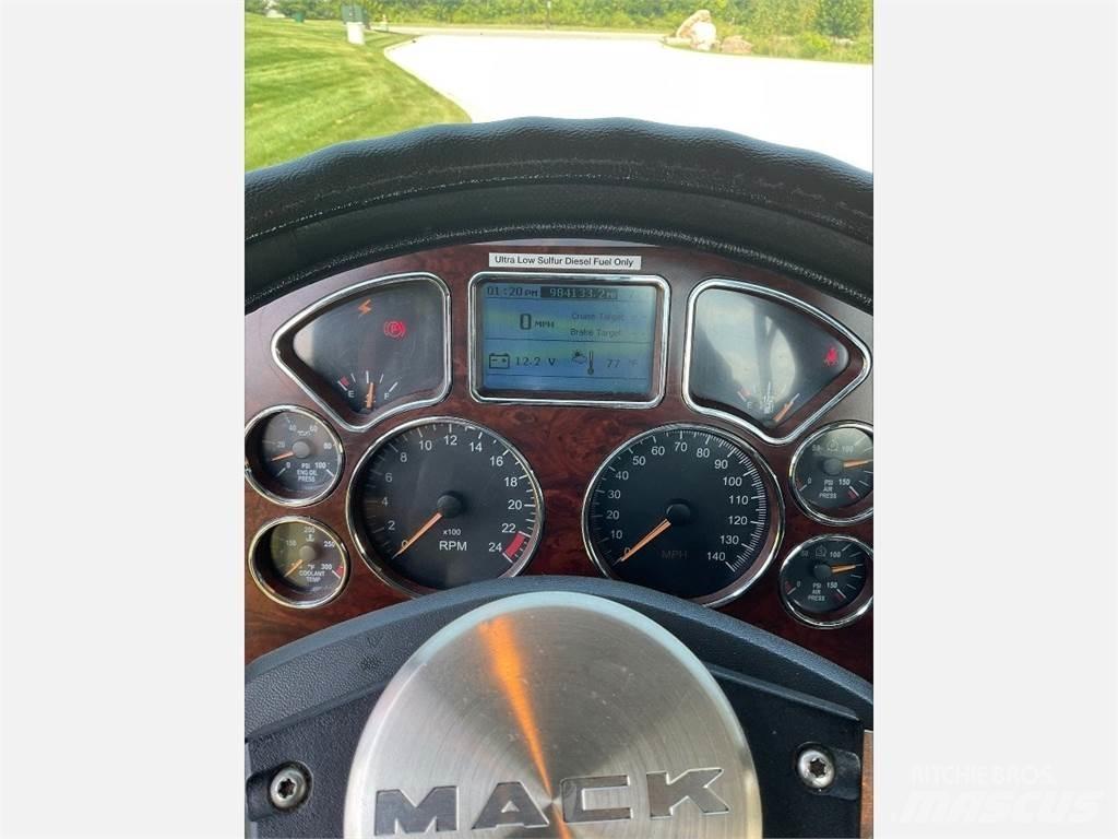 Mack CXU613 Vetopöytäautot