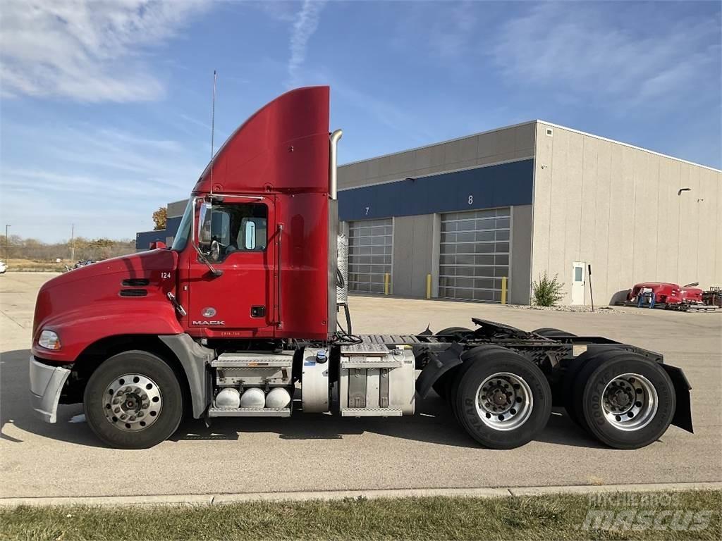 Mack CXU613 Vetopöytäautot