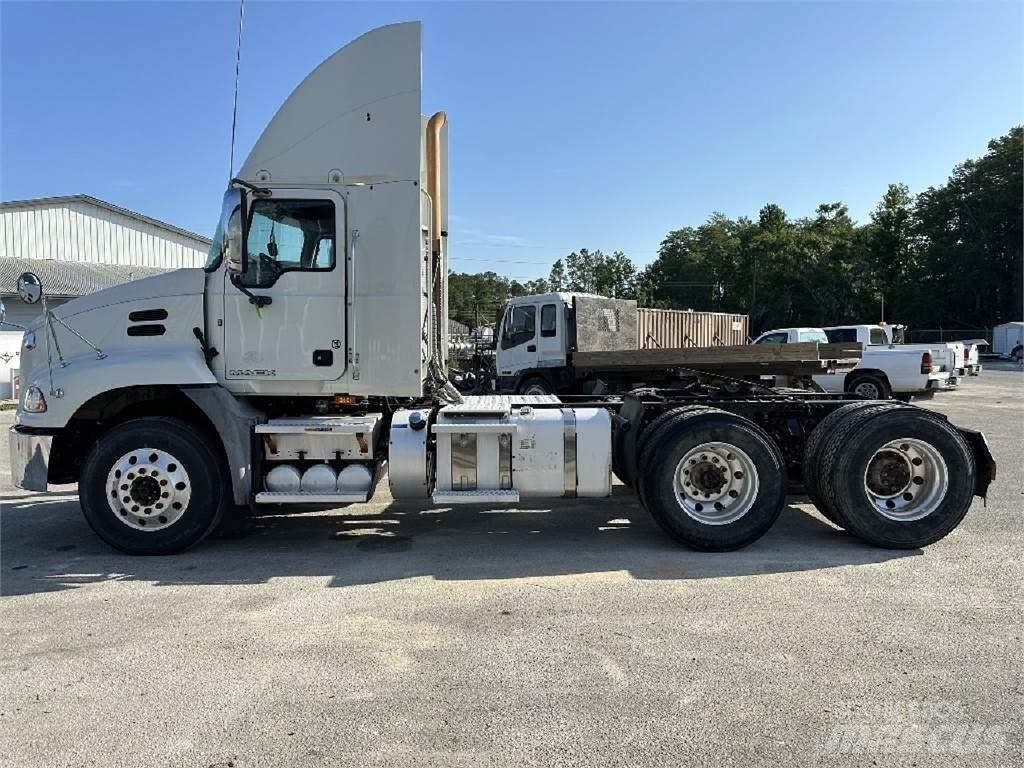 Mack CXU613 Vetopöytäautot
