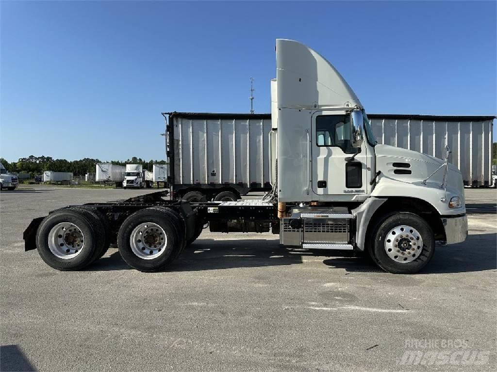 Mack CXU613 Vetopöytäautot
