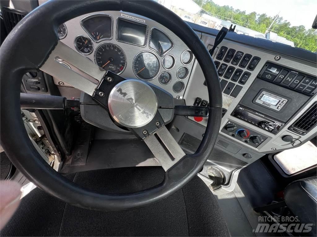 Mack CXU613 Vetopöytäautot