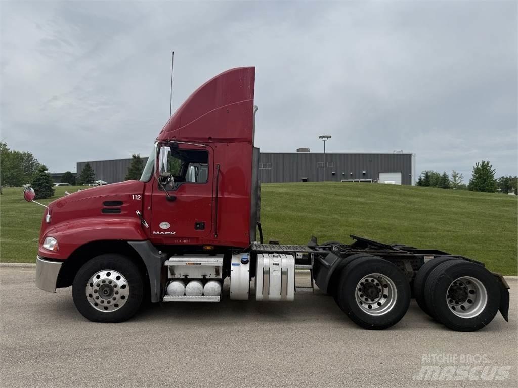 Mack CXU613 Vetopöytäautot