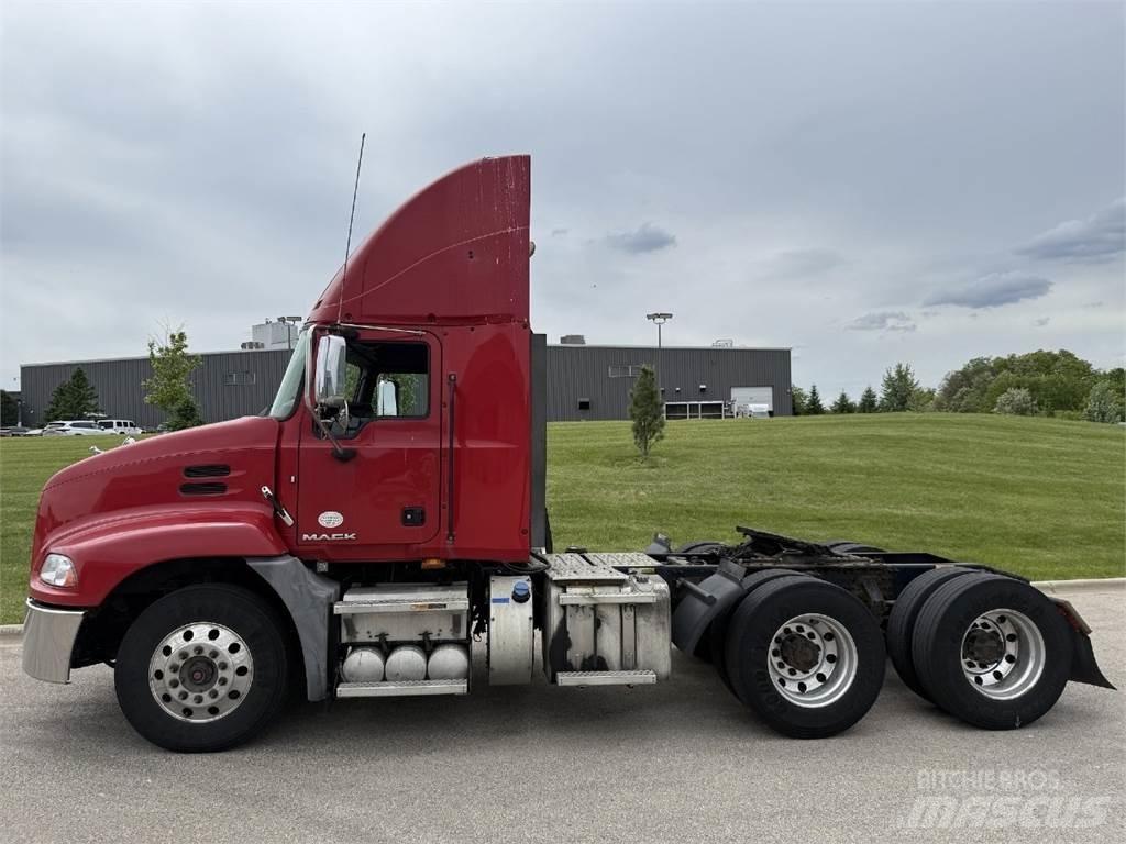 Mack CXU613 Vetopöytäautot