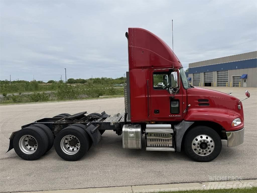 Mack CXU613 Vetopöytäautot