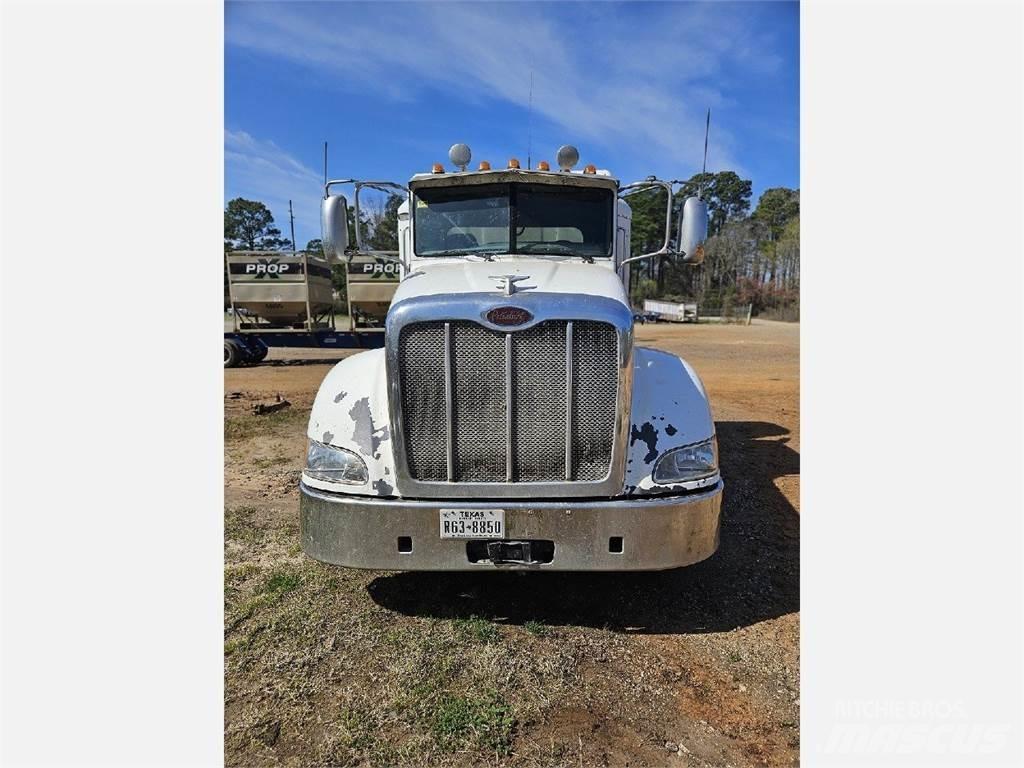 Peterbilt 384 Vetopöytäautot