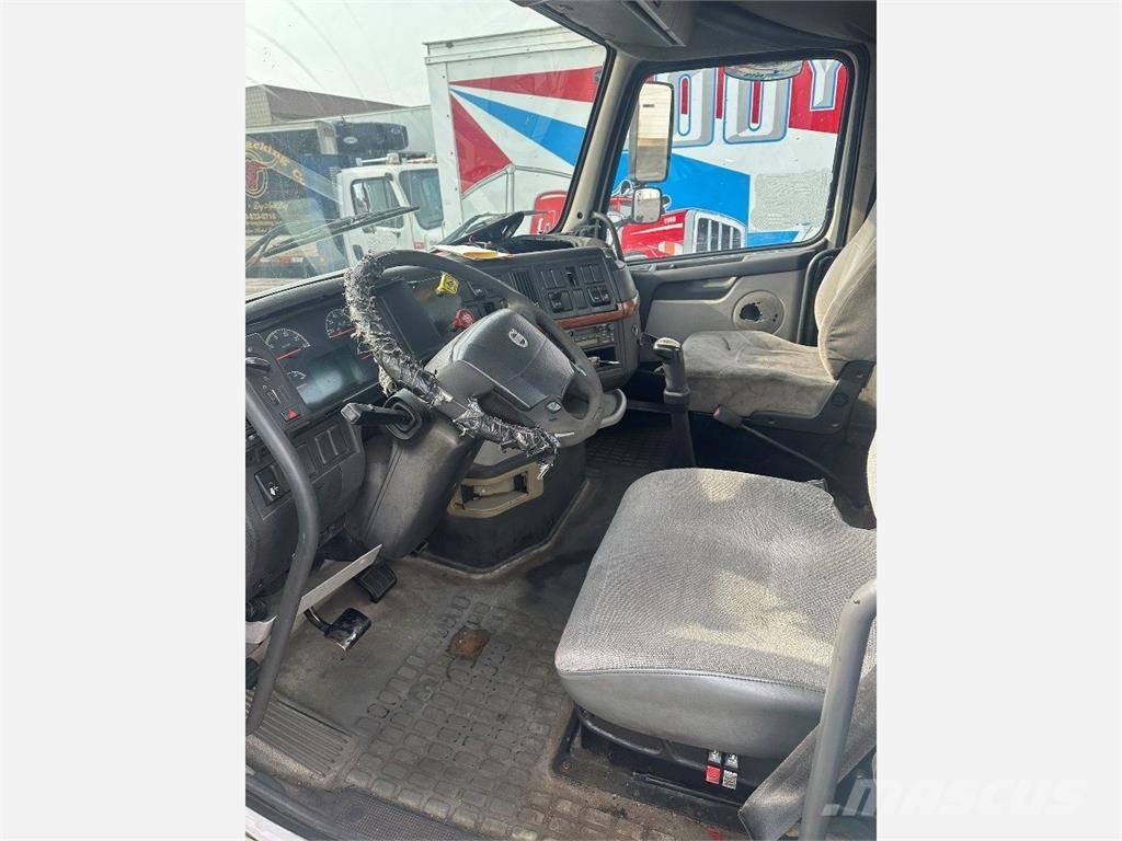 Volvo VNL Vetopöytäautot