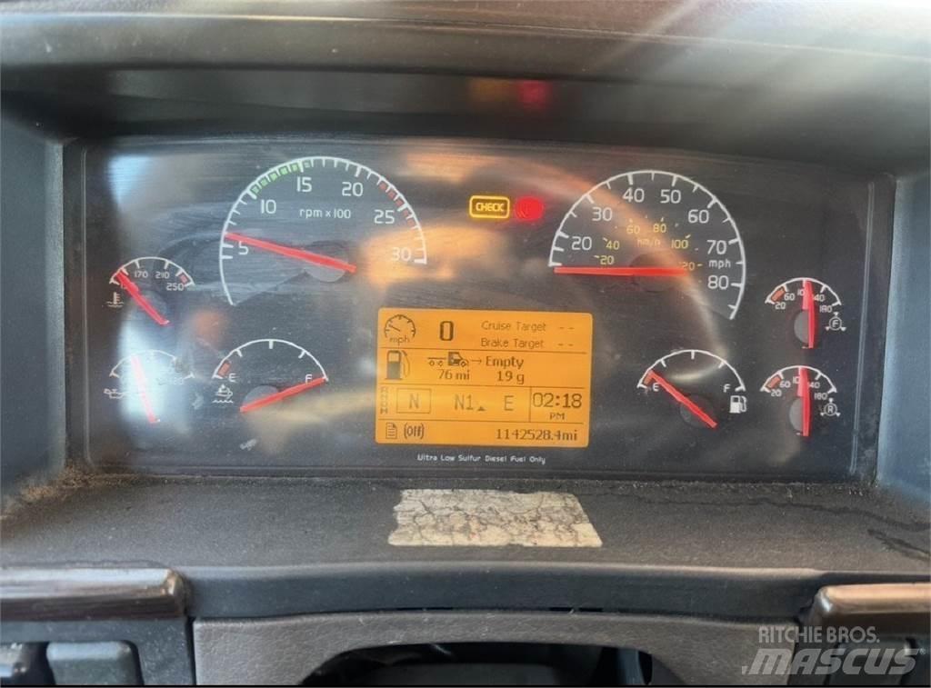 Volvo VNL 780 Vetopöytäautot