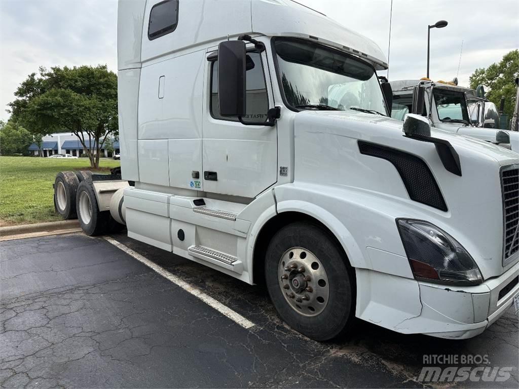 Volvo VNL64T670 Vetopöytäautot