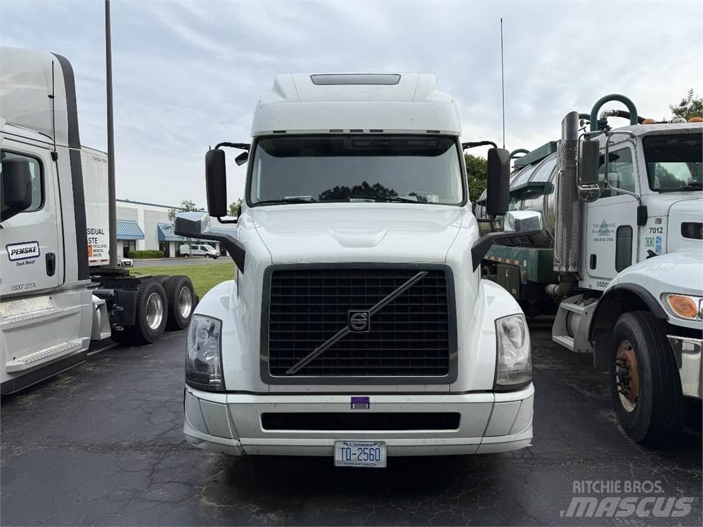 Volvo VNL64T670 Vetopöytäautot