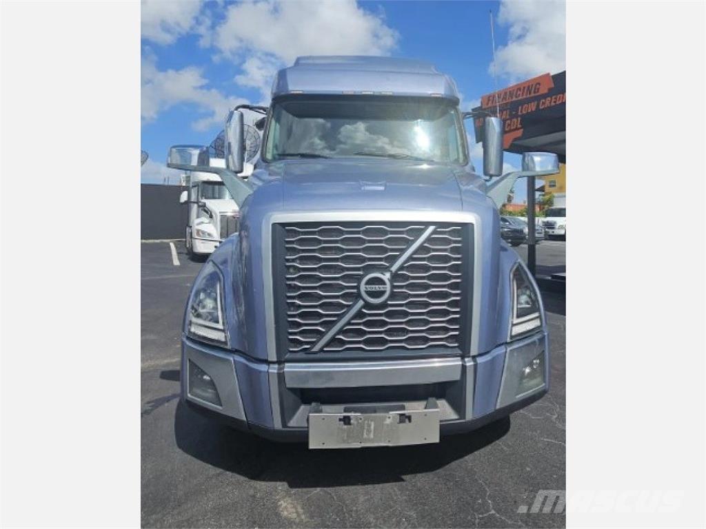 Volvo VNL64T760 Vetopöytäautot