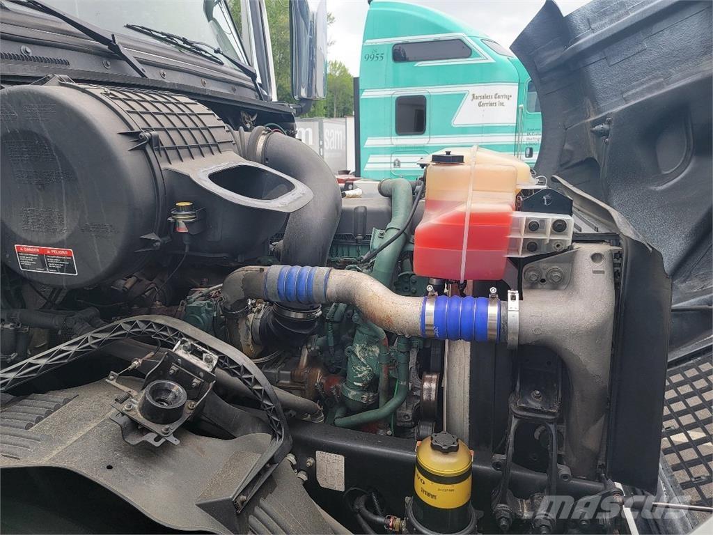 Volvo VNL64T780 Vetopöytäautot