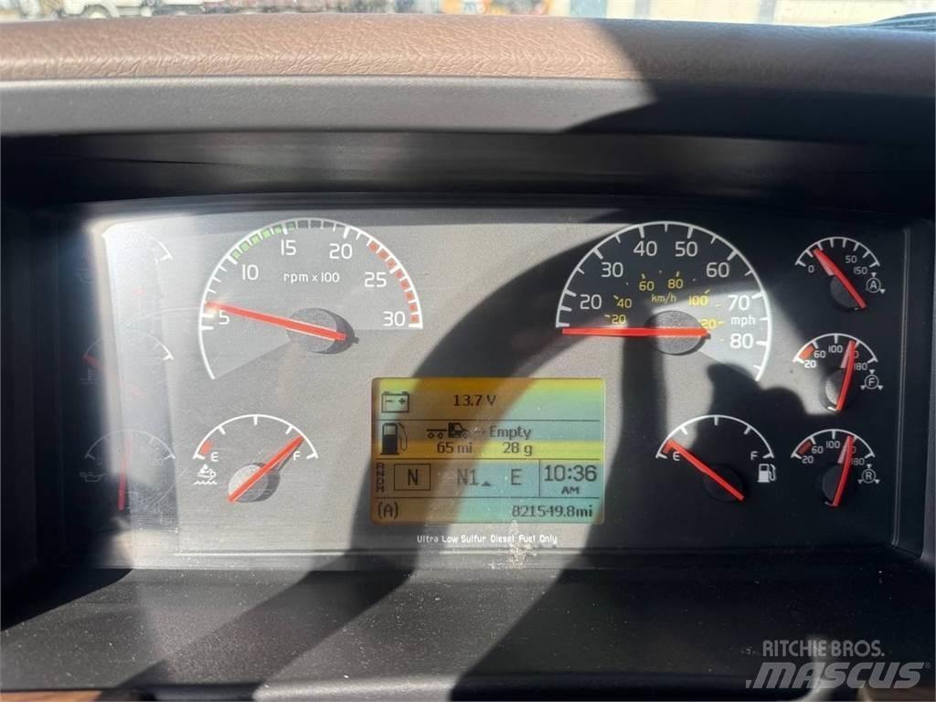Volvo VNL670 Vetopöytäautot