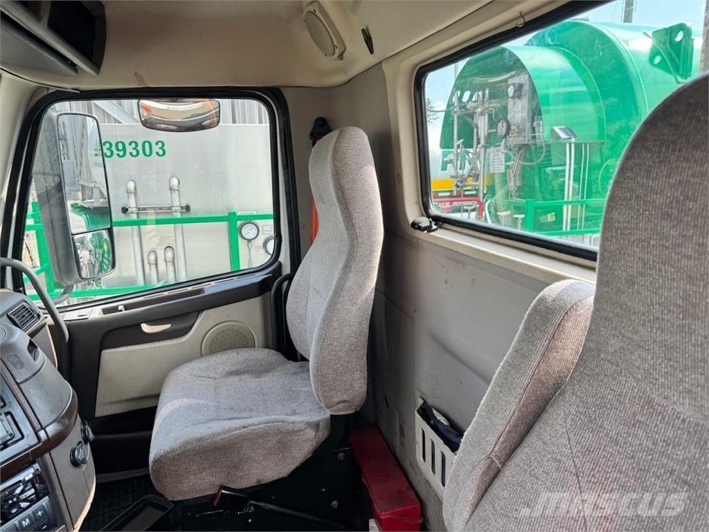 Volvo VNM64T200 Vetopöytäautot