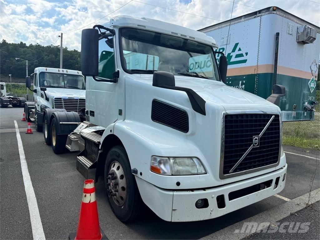Volvo VNM64T200 Vetopöytäautot