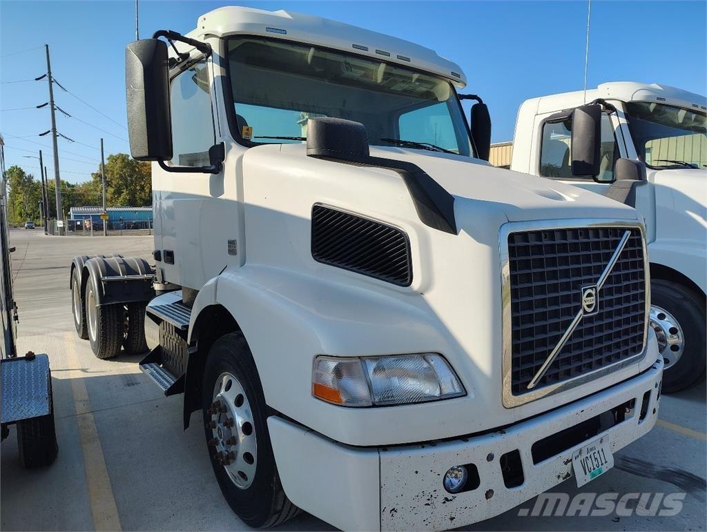 Volvo VNM64T200 Vetopöytäautot