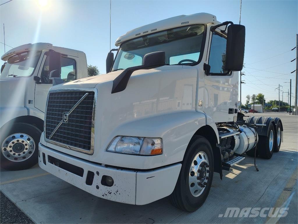 Volvo VNM64T200 Vetopöytäautot