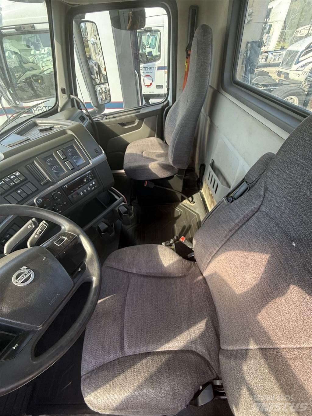 Volvo VNR64T300 Vetopöytäautot