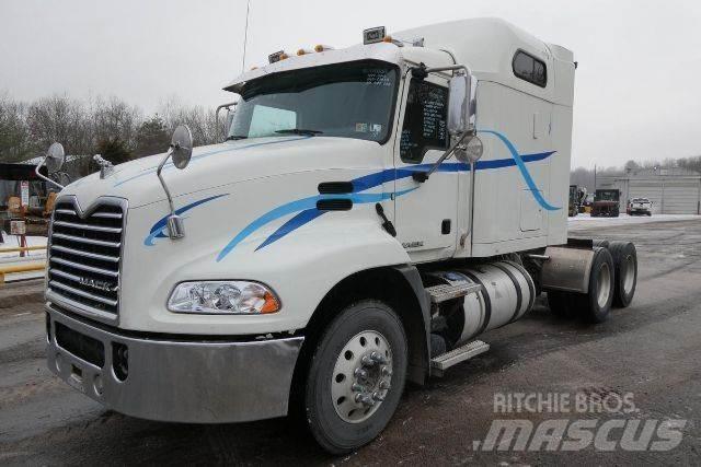 Mack CXU613 Vetopöytäautot