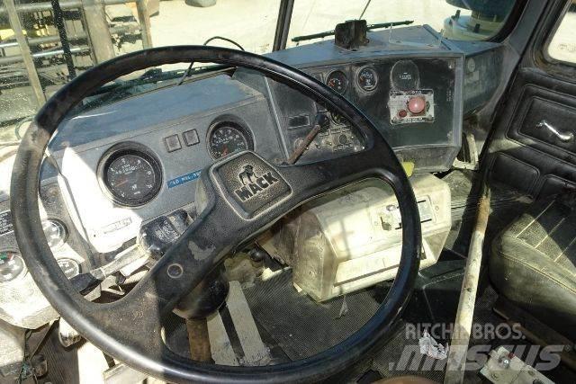 Mack RD690S Ohjaamot ja sisustat