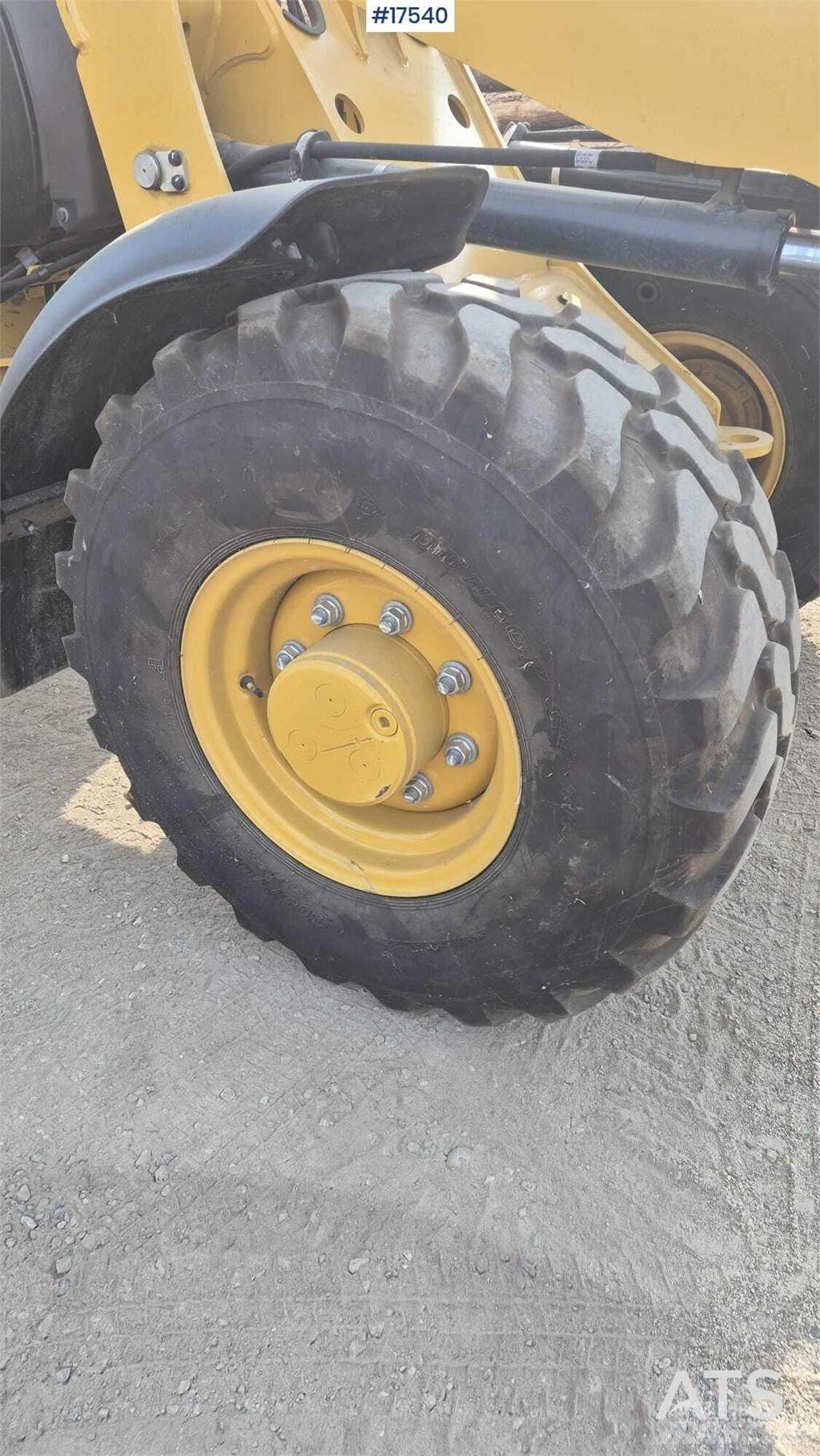 CAT 906M Pyöräkuormaajat