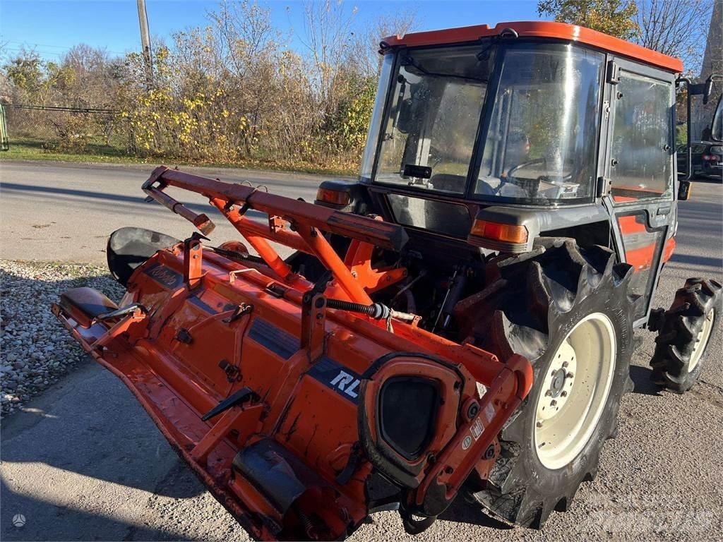 Kubota GL320 Traktorit