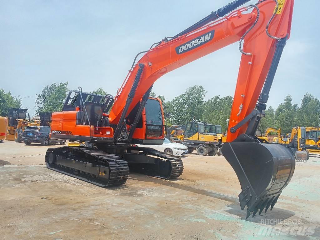 Doosan DX 225 Telakaivukoneet