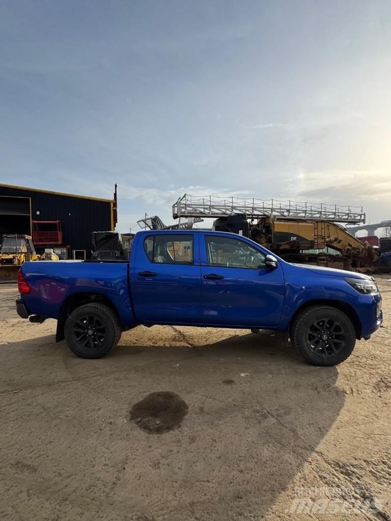 Toyota Hilux Active Lava-autot