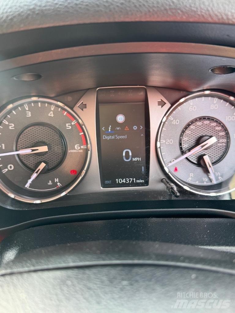 Toyota Hilux Active Lava-autot