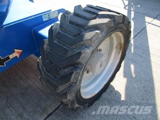 JLG 600 AJ (253) Pienikokoiset itseliikkuvat puominostimet
