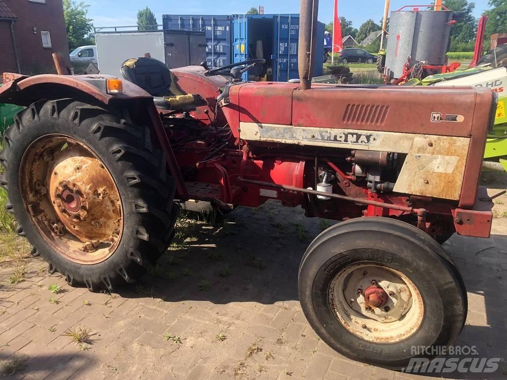 IH 453 Traktorit