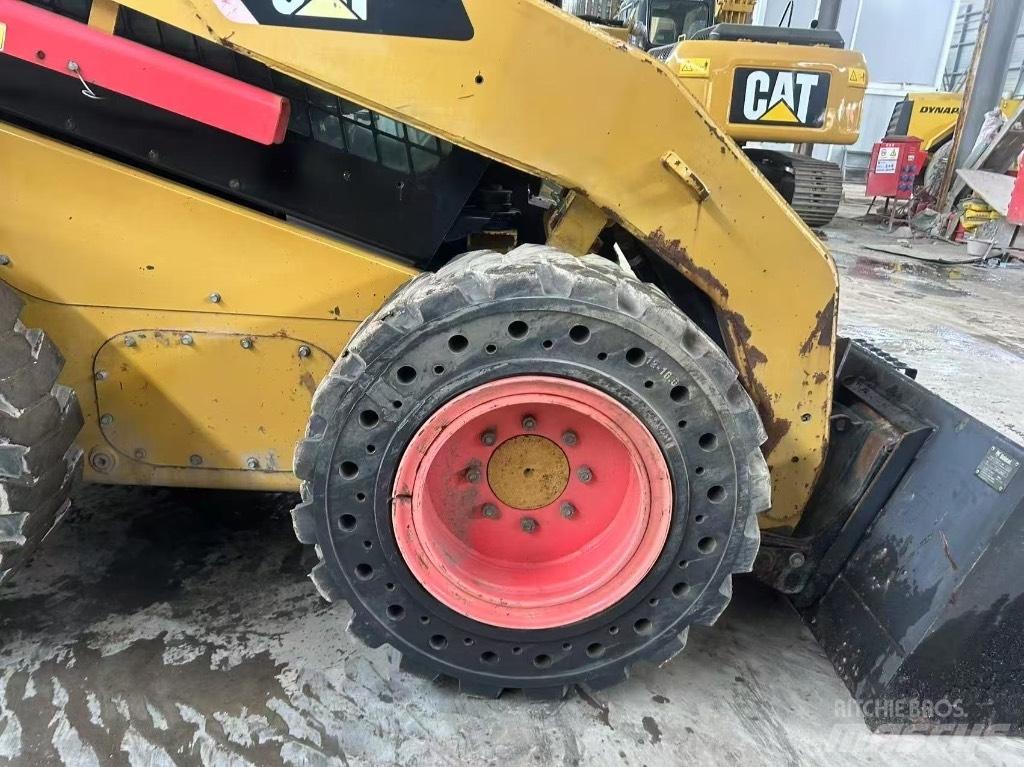 CAT 246 C Liukuohjatut kuormaajat