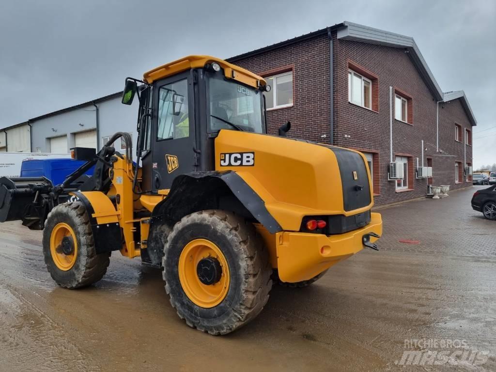 JCB 411 + 4 Pyöräkuormaajat