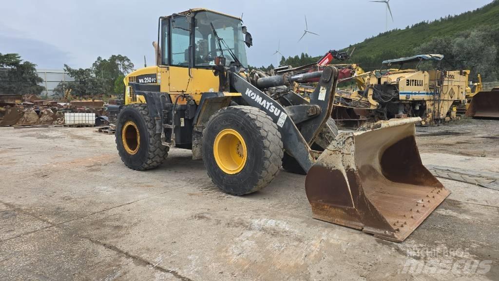 Komatsu WA 250 Pyöräkuormaajat