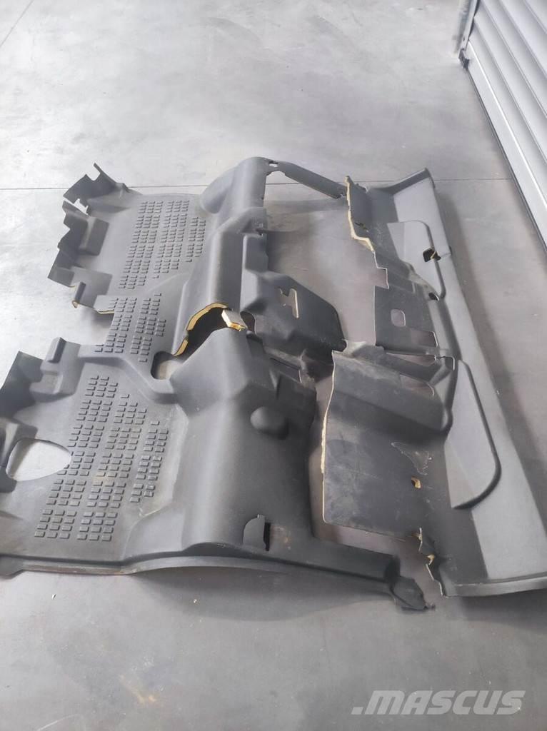 Nissan Floor Mat Ohjaamot ja sisustat