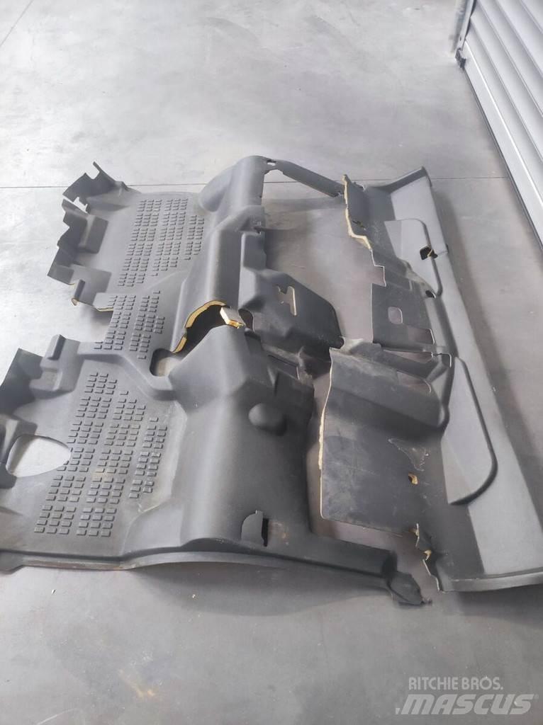 Nissan Floor Mat Ohjaamot ja sisustat