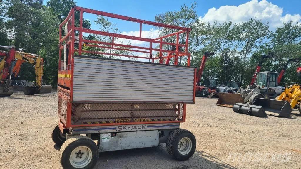 SkyJack 6832 Saksilavat