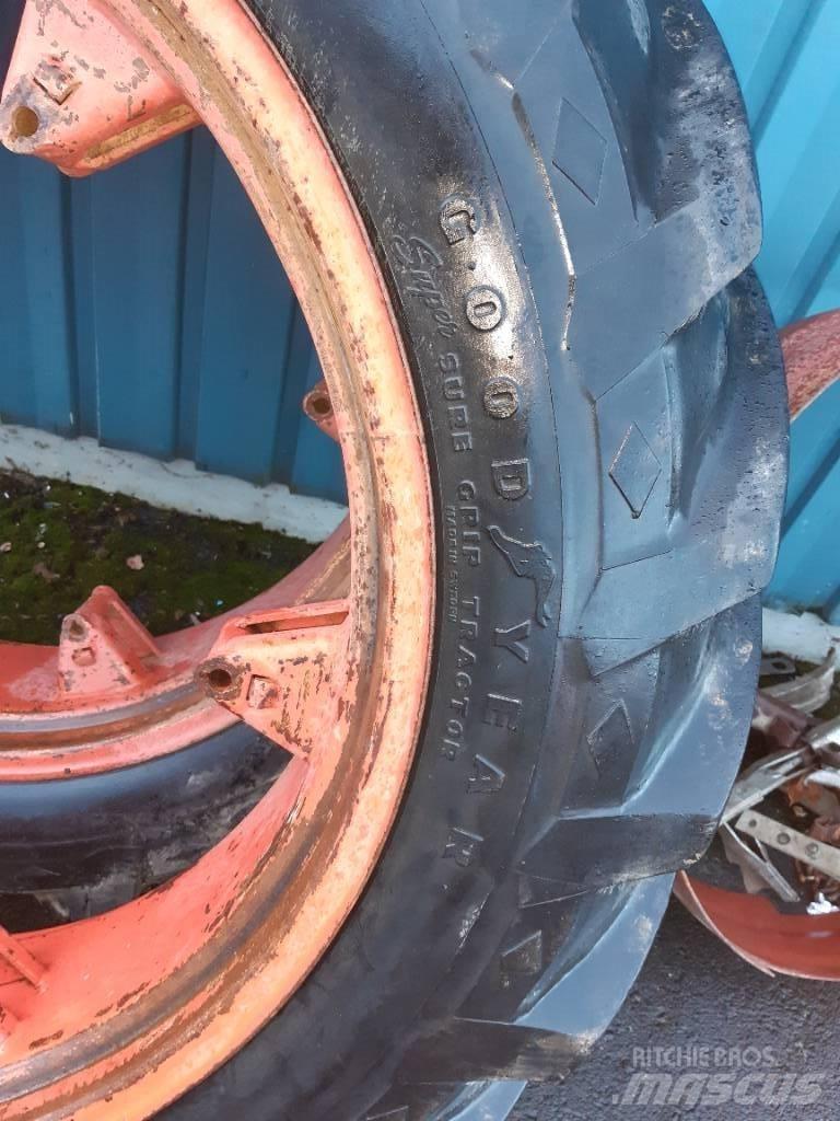 Goodyear 12.4-36 Renkaat ja vanteet