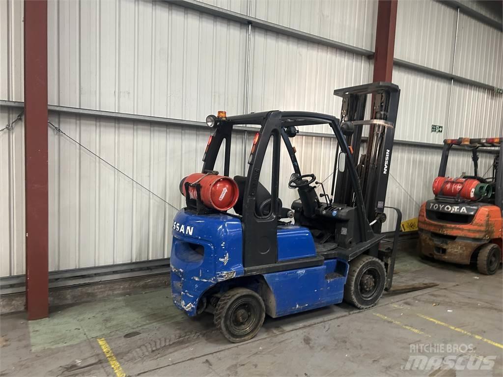 Nissan UD02A20PQ Nestekaasutrukit