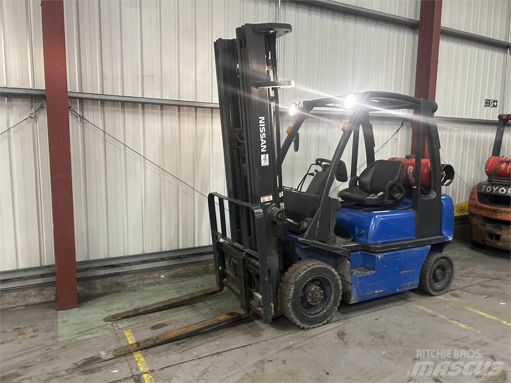 Nissan UD02A20PQ Nestekaasutrukit