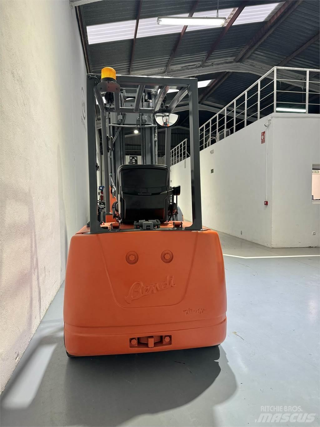  B318 Kapeakäytävätrukit