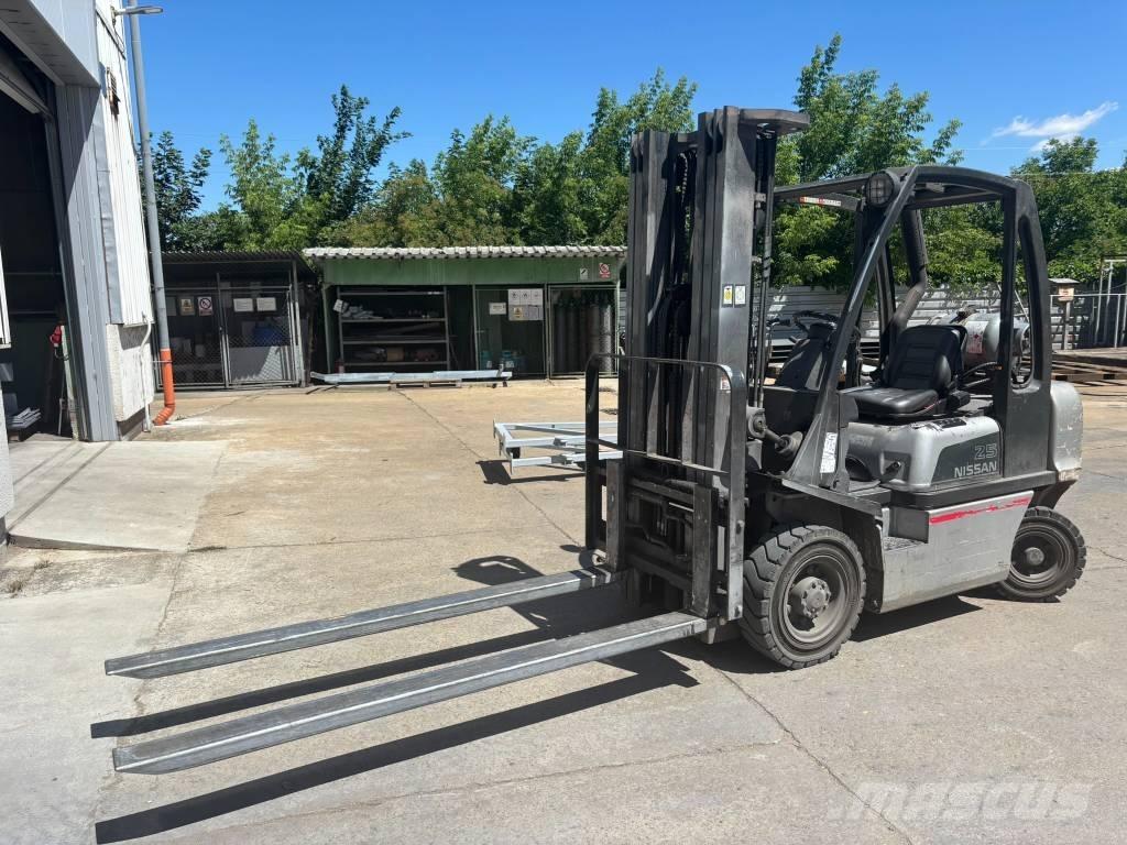 Nissan UD02A25PQ Nestekaasutrukit