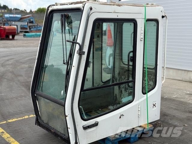 Liebherr CAB SERIE B Ohjaamo ja sisusta