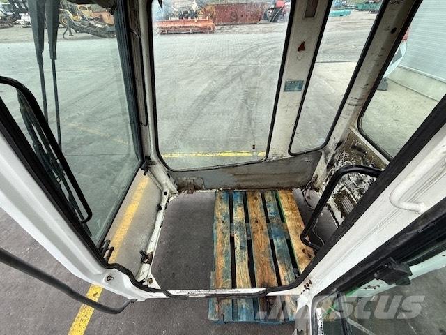 Liebherr CAB SERIE B Ohjaamo ja sisusta