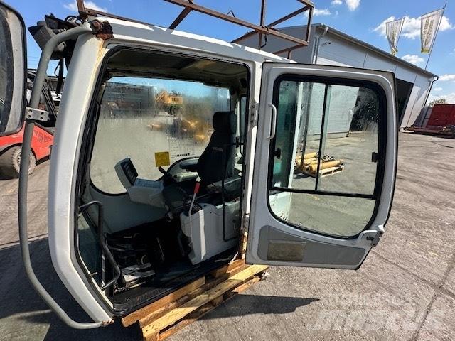 Liebherr R 914 C CAB Ohjaamo ja sisusta
