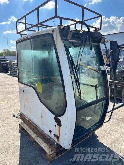 Liebherr R 914 C CAB Ohjaamo ja sisusta