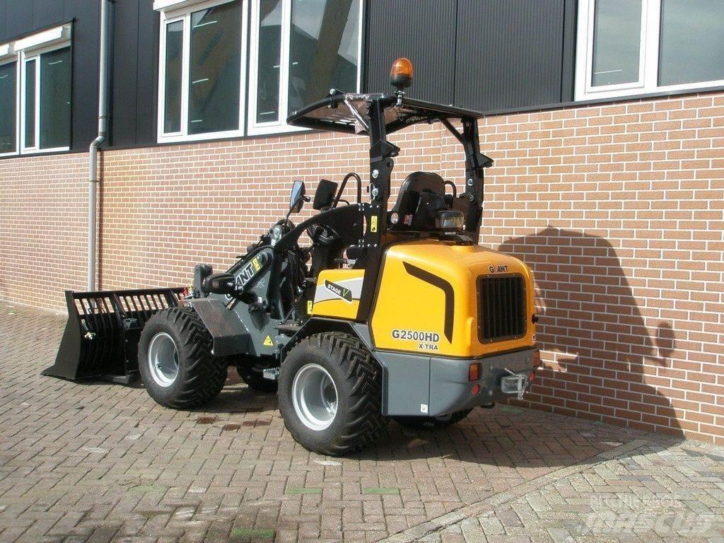 GiANT G2500 Pienkuormaajat